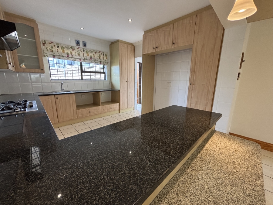 To Let 4 Bedroom Property for Rent in Summerstrand Eastern Cape